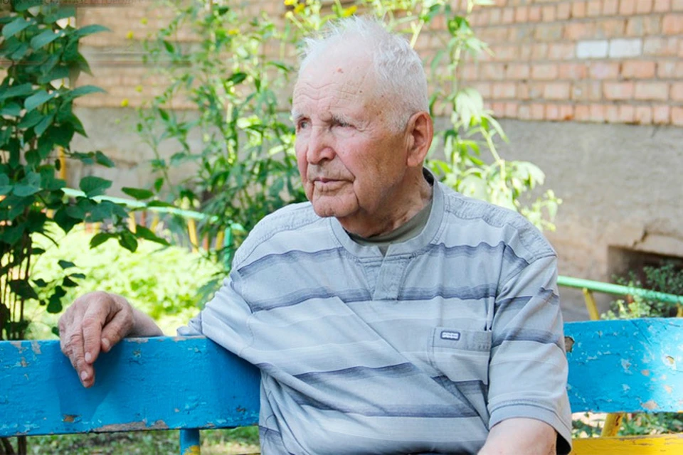 Ветеран еще и родник благоустроил, и памятную стелу погибшим на войне поставил. Фото Павел Бизикин (газета "Выбор")