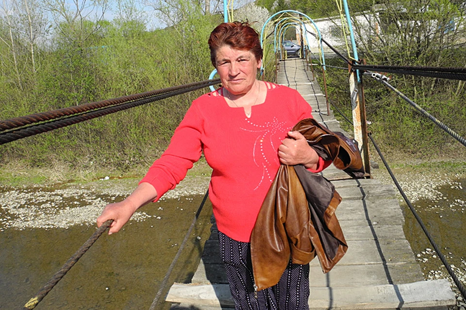 Сельские жители Украины стоят на зыбком мосту между исчезнувшим радянським прошлым и неопределенным будущим незалежности. Фото: Сергей ПОНОМАРЕВ