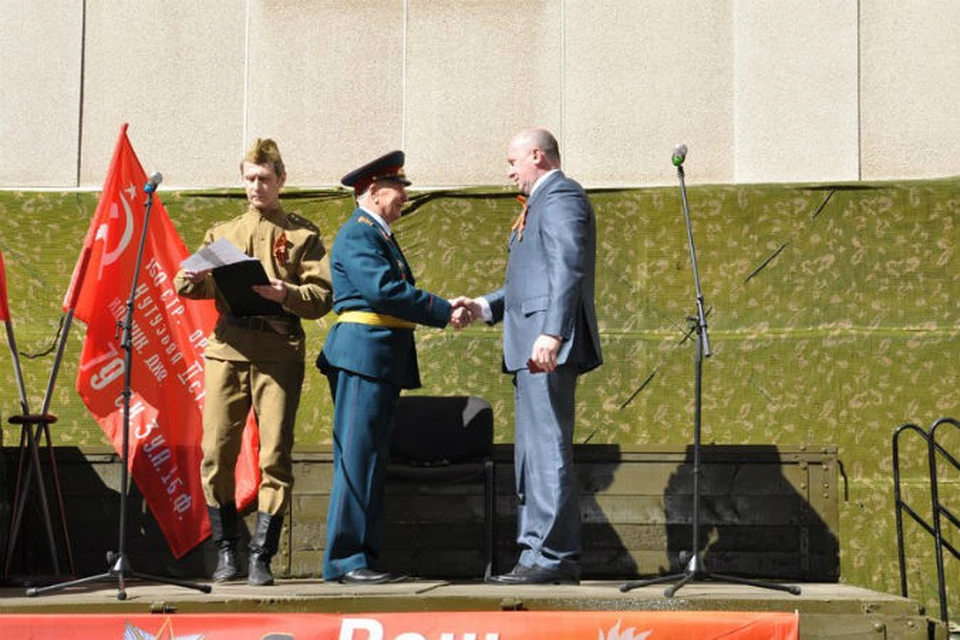 Лидер знаменосец. Медаль знаменосец Победы Григорий Булатов. Знаменосец партии Великая Россия. Знаменосцы Михайлов и Великая.