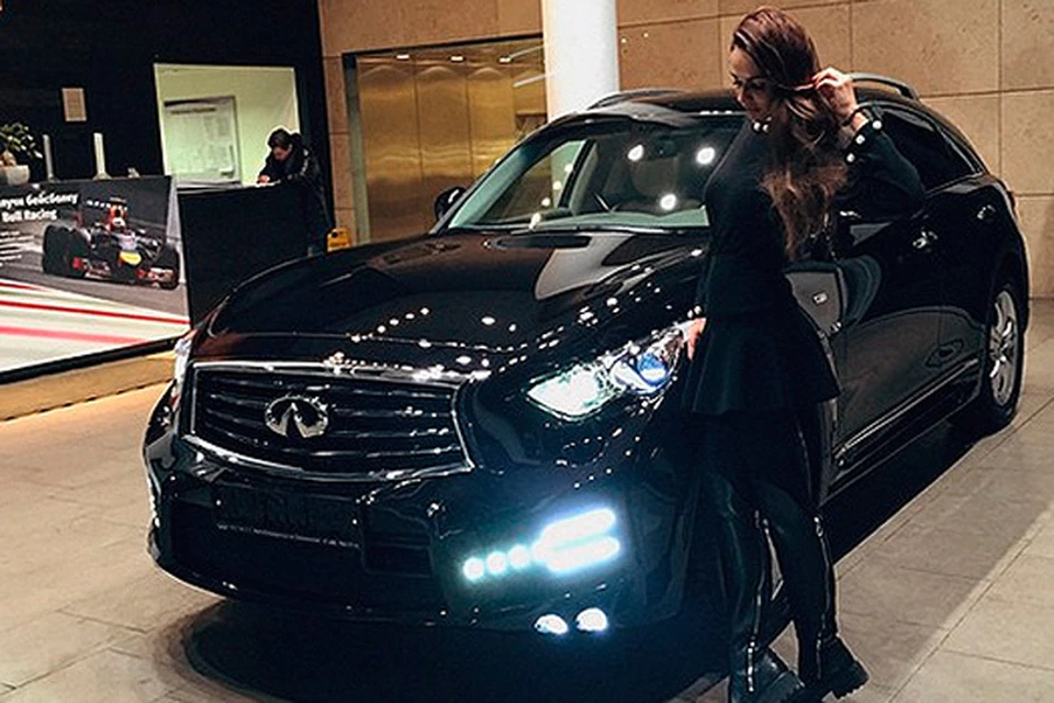 О том, что ее авто угнали минувшей ночью, российская модель Алёна Водонаева рассказала в своем Инстаграме