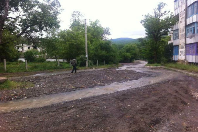 По селу Вехоречье можно пройти разве что в резиновых сапогах