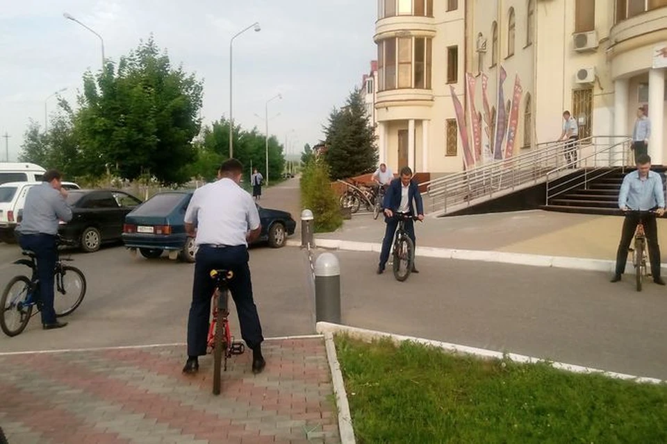 Чиновники мэрии Магаса уже ездят на велосипедах. Фото: администрации города.