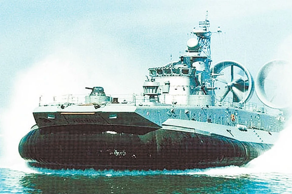 Офицеры передали Украине документы на десантный корабль. Фото: Википедия