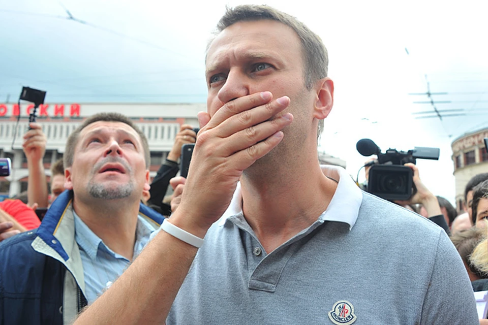 Алексея Навального закидали в Новосибирске яйцами.