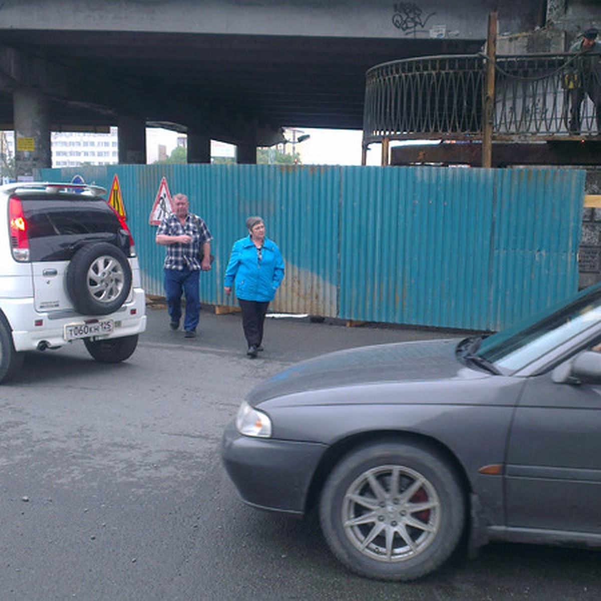 Во Владивостоке горожане вынуждены перебегать дорогу под Баляевским мостом  - KP.RU