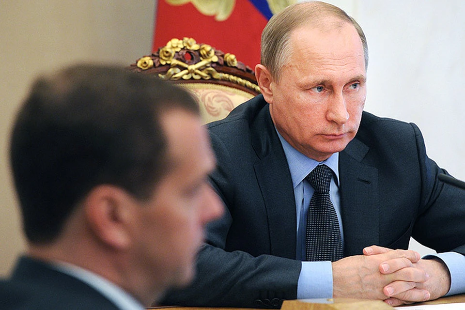 24 июня 2015. Президент России Владимир Путин (справа) проводит совещание с членами правительства РФ в Кремле