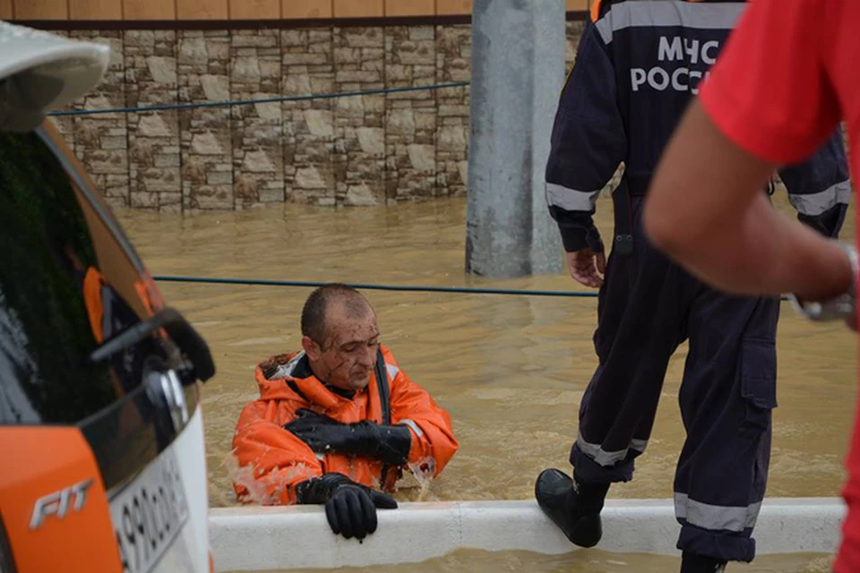 Сотрудник МЧС, помогая людям, провалился в люк с грязной водой. Фото:  Ирэн Ильенкова, facebook.com