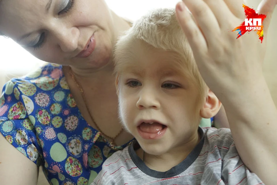 Мальчику 2,5 года. Он послушно сидит у мамы на коленках, иногда пытаясь почесать лоб, покрытый густыми волосами. На пухлых детских щечках и руках – тоже длинная светлая «шерстка»