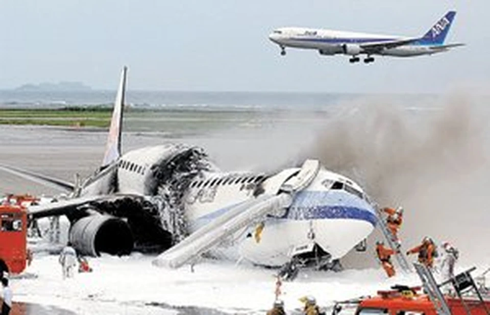 Ситуации самолет. Боинг 737 Окинава. ЧС на самолете. Аварийные ситуации в самолете. Чрезвычайные ситуации на авиатранспорте.