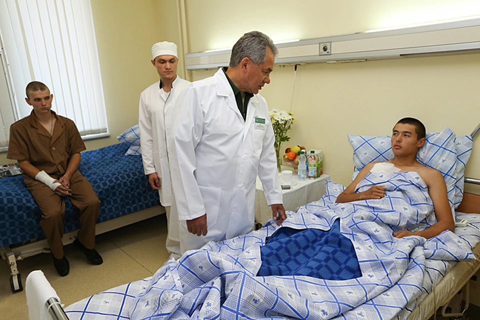 Раненые в больнице москвы. Шойгу военный госпиталь Шойгу. Шойгу в госпитале Бурденко.