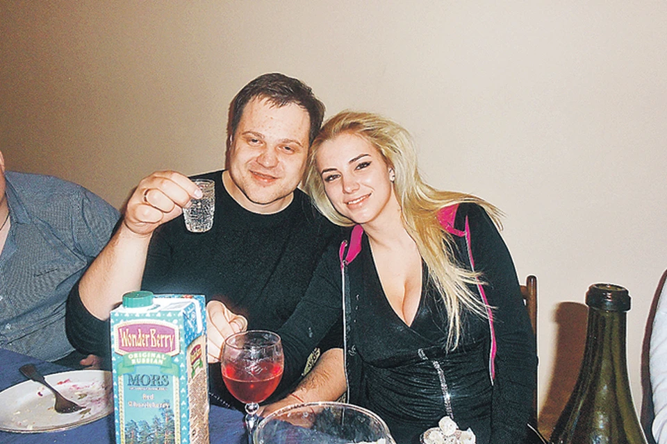 Дмитрий Пузиков-старший с женой Екатериной на вечеринке кузена, после которой он умер, а двое друзей стали инвалидами. Фото: Личный архив Пузиковой