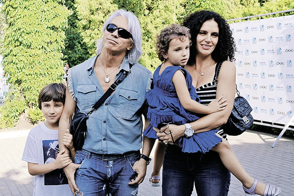 Огромную поддержку Дмитрию оказывает семья. На фото он с женой Флоранс, сыном Максимом и дочерью Ниной.