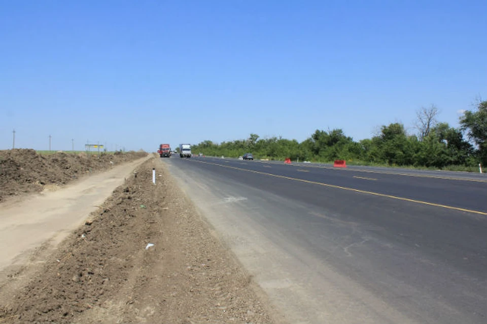 На участках, где движение пустили уже по четырем полосам, заторы не возникают.