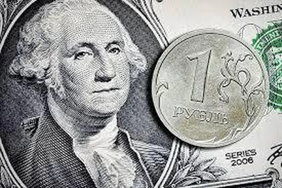 Доллар опустился ниже 64, евро – ниже 70