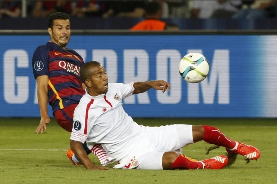 Педро (в темной форме) забил гол в ворота "Севильи" и принес победу своему клубу.