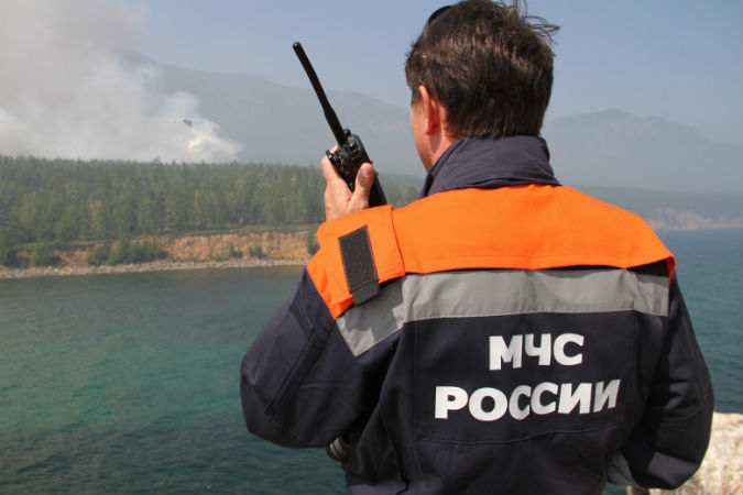 Берег Байкала в огне: как идет спасение туристического рая.