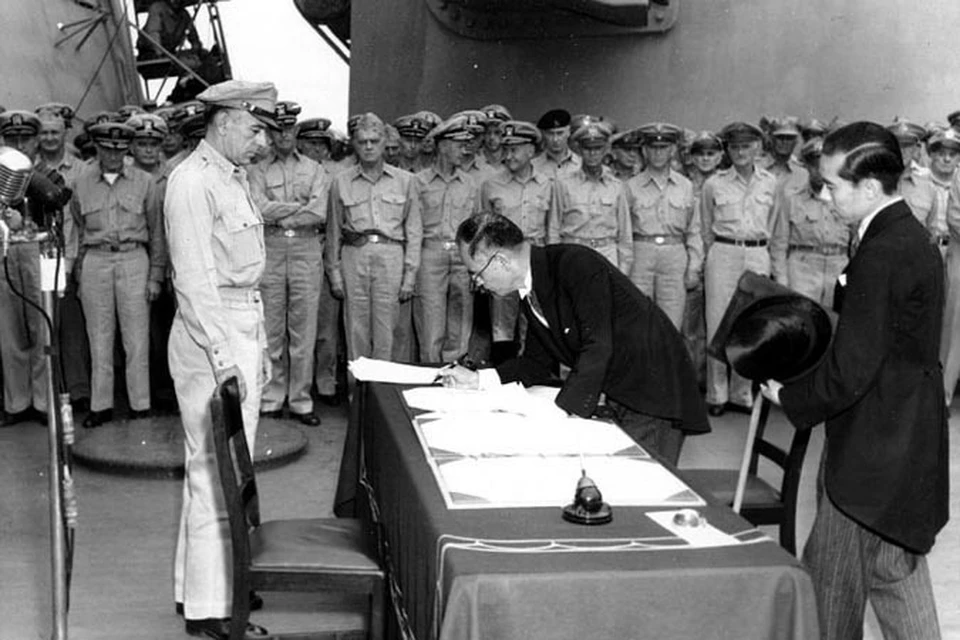 Подписание Японией акта о капитуляции на борту американского линкора «Миссури». На фото - министр иностранных дел Японской империи Сигэмицу Мамору.
