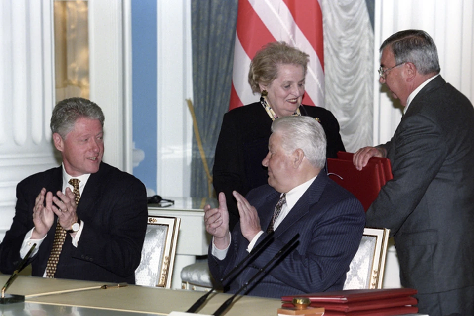 Борис Ельцин даже передал Вашингтону схему подслушивающих устройств в посольстве США в Москве. Это был знак дружбы и доверия