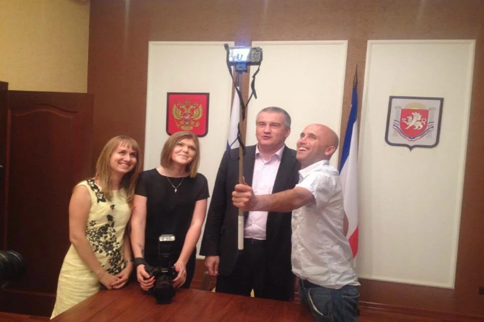 Грэм Филлипс сделал "себяшку" с Сергеем Аксеновым. Фото: Ирина Тарасова/ facebook