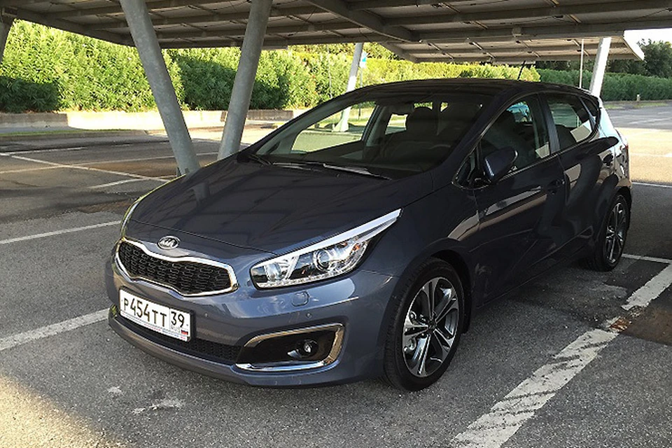 Внешне обновленный KIA cee’d легко отличить по большим хромированным элементам на бампере.
