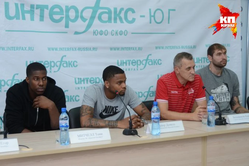 Болельщикам представили новых игроков.