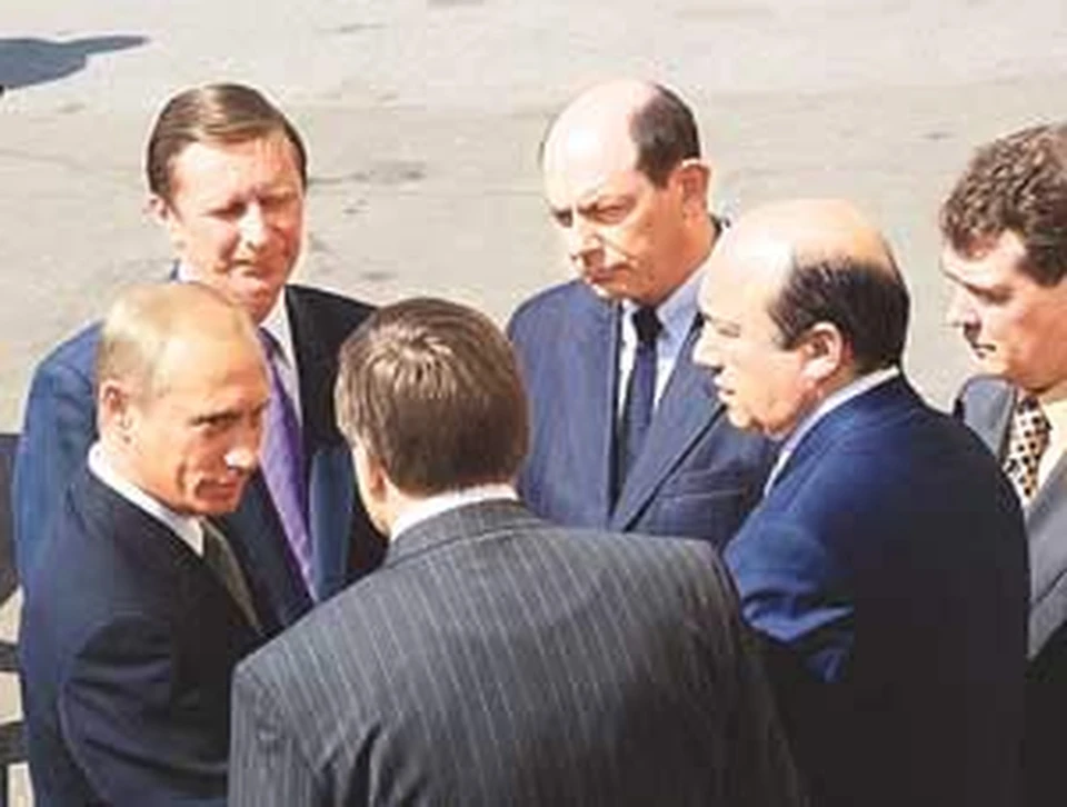 Путин и его элита: министр обороны С. Иванов, секретарь Совбеза Рушайло, замглавы кремлевской администрации Медведев, глава МИДа И. Иванов, спиной - спикер СФ Миронов.