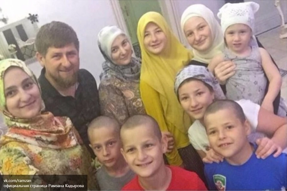Кадыров с детьми на фото из личной странички соцсети.