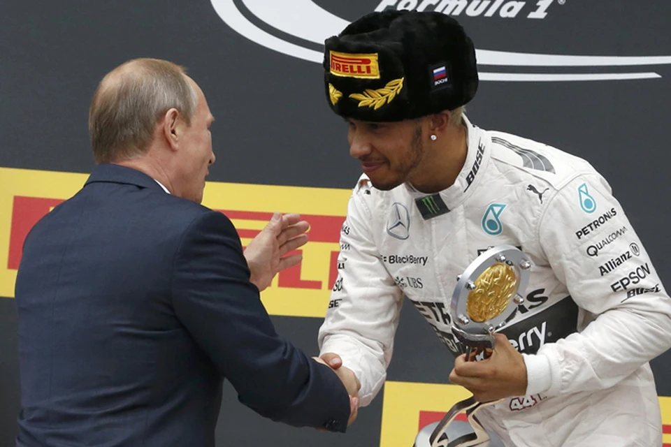 Облить Путина праздничным шампанским победителю Гран-при России Льюису Хэмилтону удалось лишь по касательной