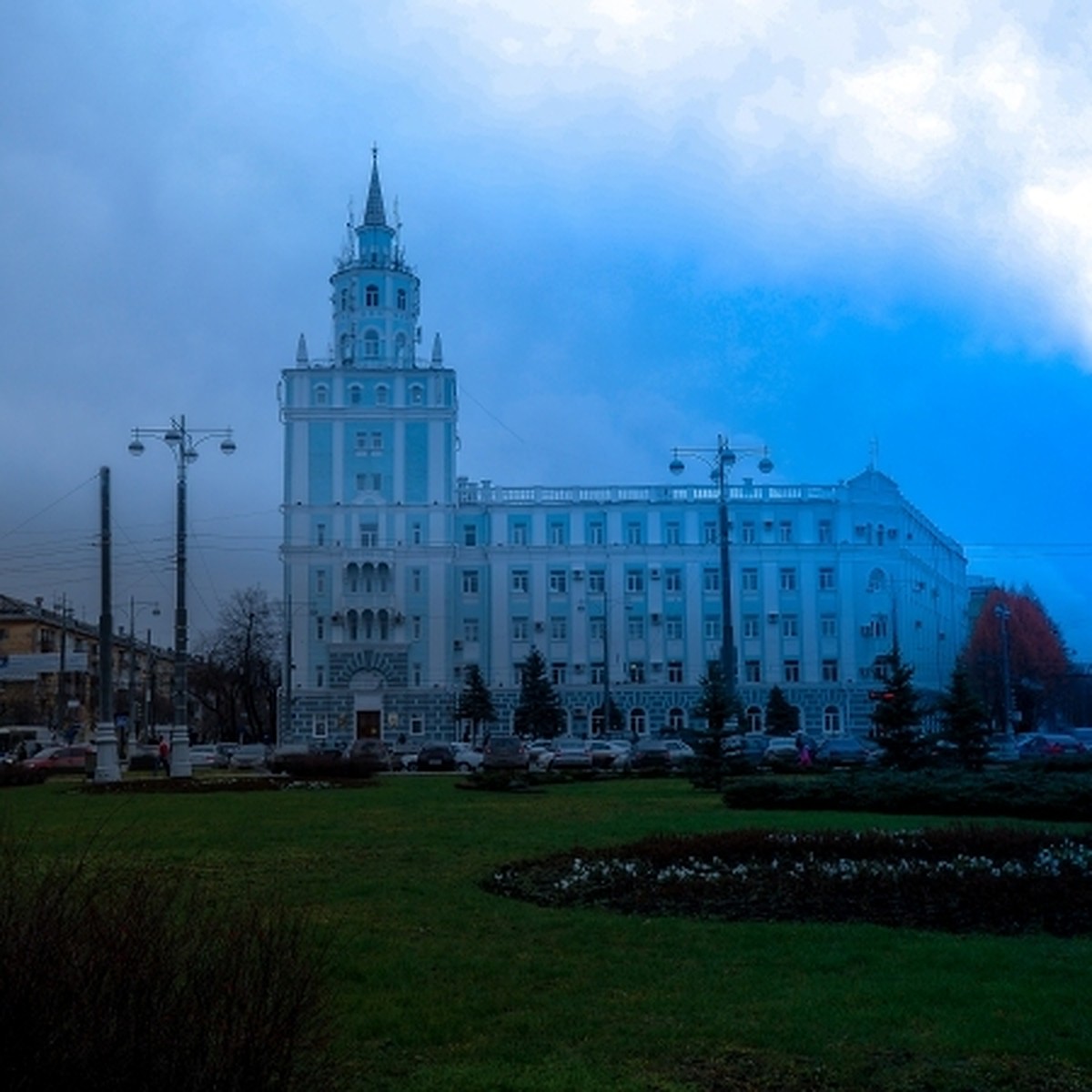 Шкаф пляшет в ночи