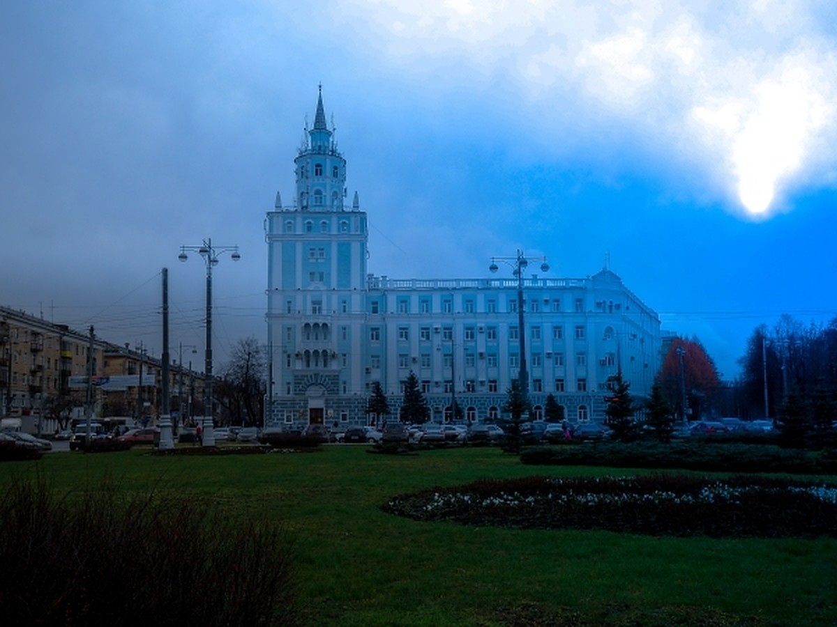 Шкаф пляшет в ночи