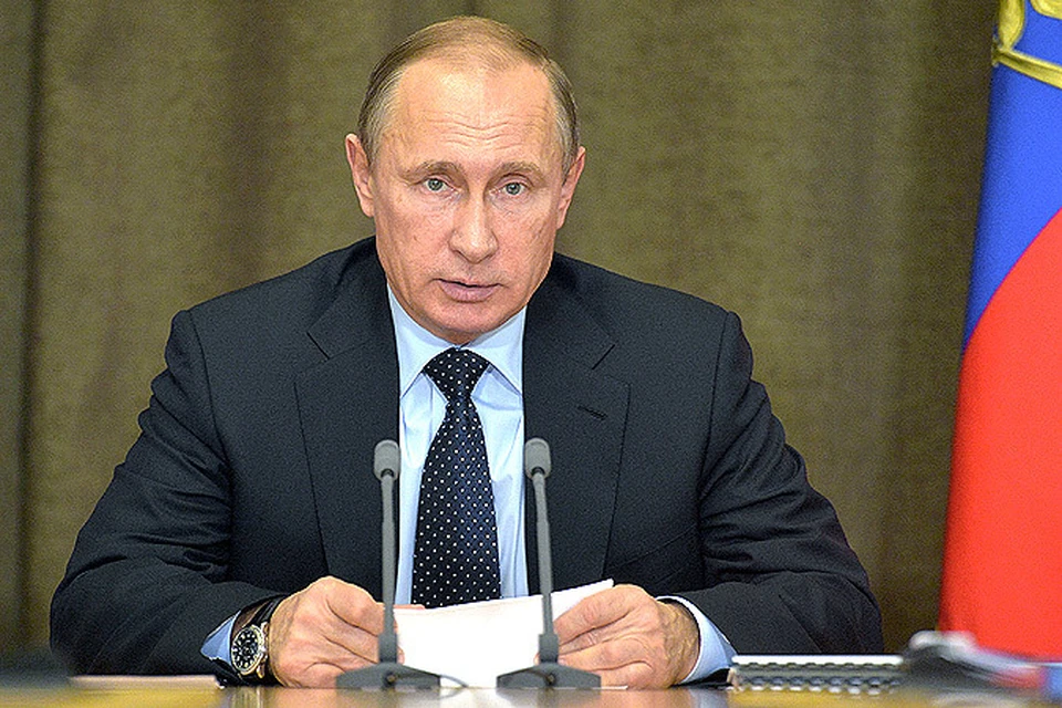 9 ноября 2015. Президент России Владимир Путин проводит в резиденции "Бочаров ручей" совещание по вопросам развития Вооружённых Сил Российской Федерации.