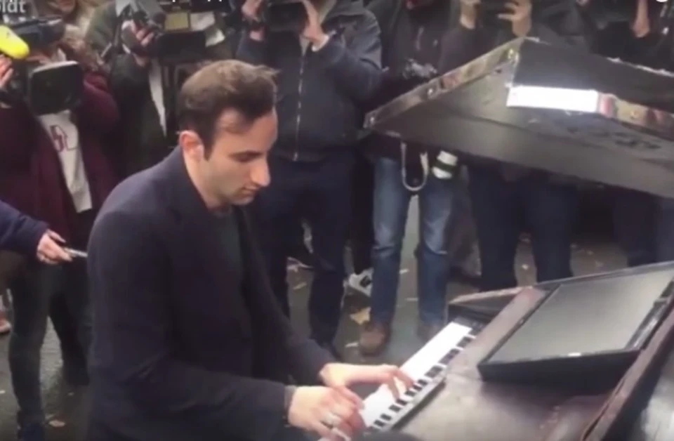 Неизвестный музыкант сыграл на улице Парижа у места теракта в память о погибших