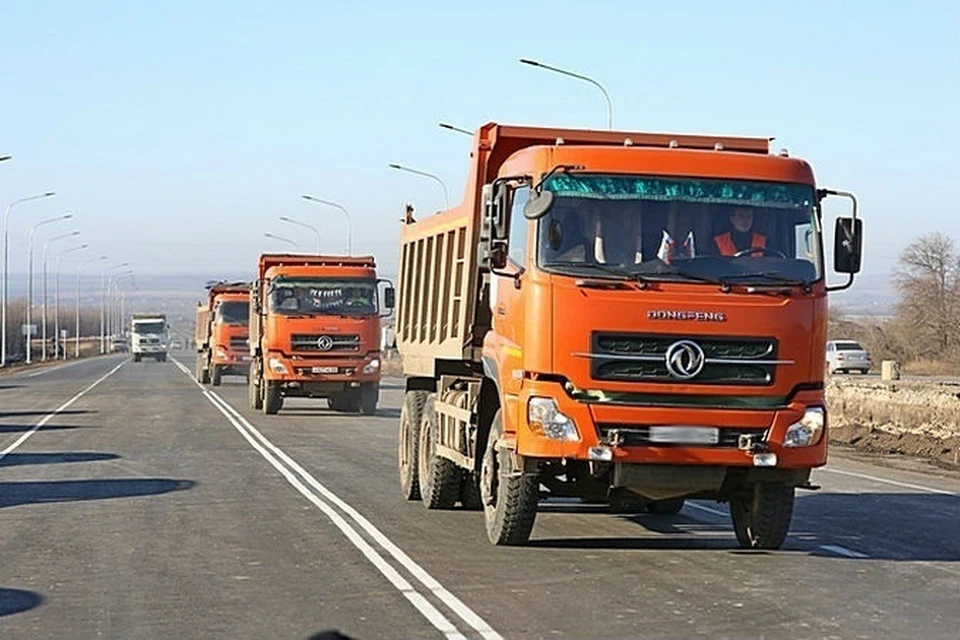 Водителям 12-тонных грузовиков отменили штрафы за проезд по федеральным дорогам.