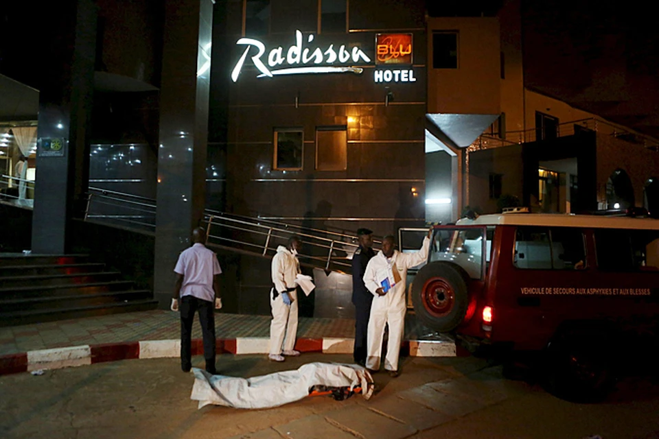 В столице Мали, городе Бамако группа террористов захватила отель Radisson Blu, в которой находились около 170 гостей