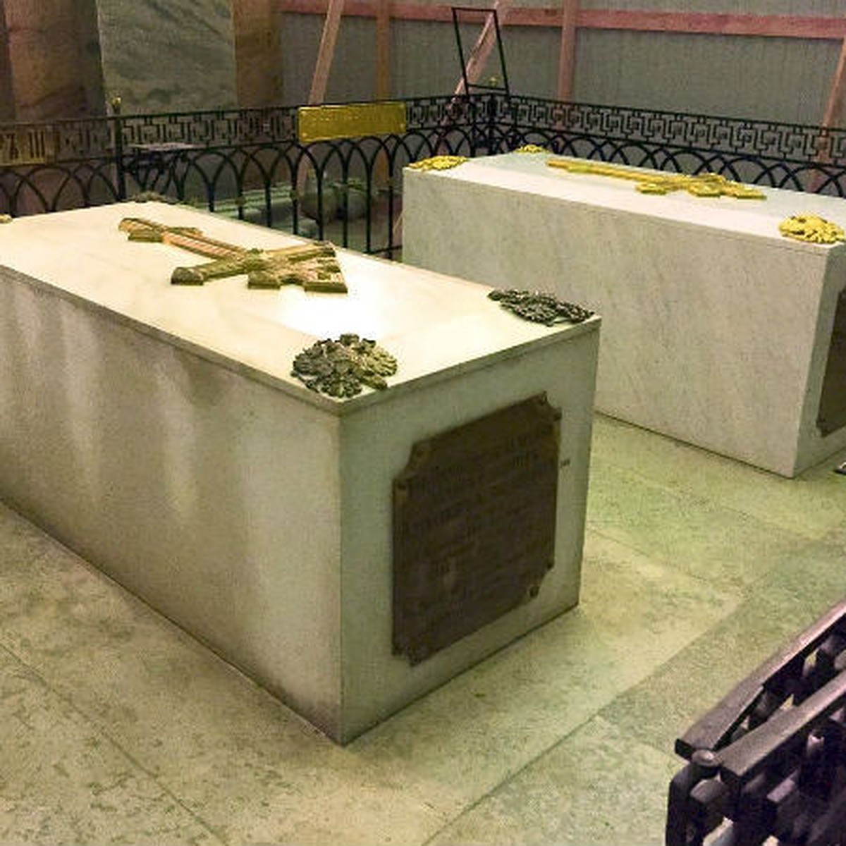 могила в соборе
