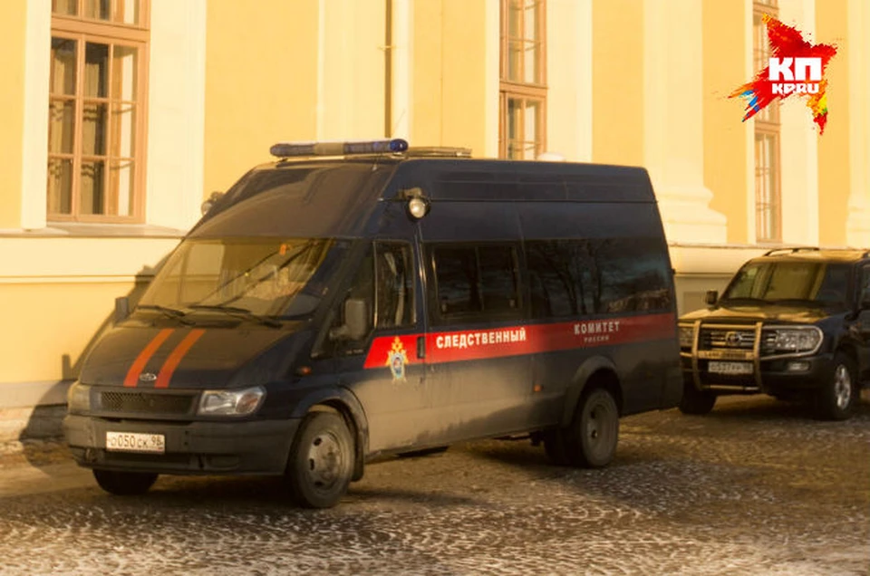Машина Следственного комитета у Петропавловского собора