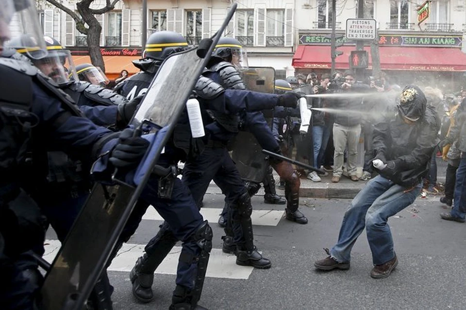 Полиция применила слезоточивый газ для разгона участников митинга в защиту Климата
