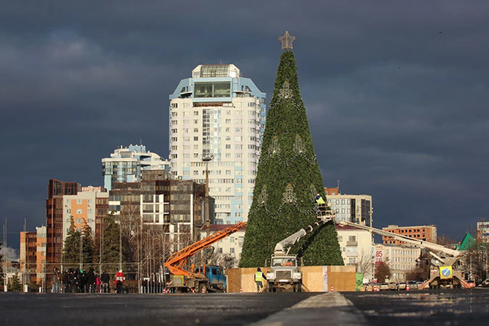 Елки самара. Самара елка на площади Куйбышева. Самарская площадь Самара елочки. Ёлка Самара Самарская площадь. Елка на Самарской площади.