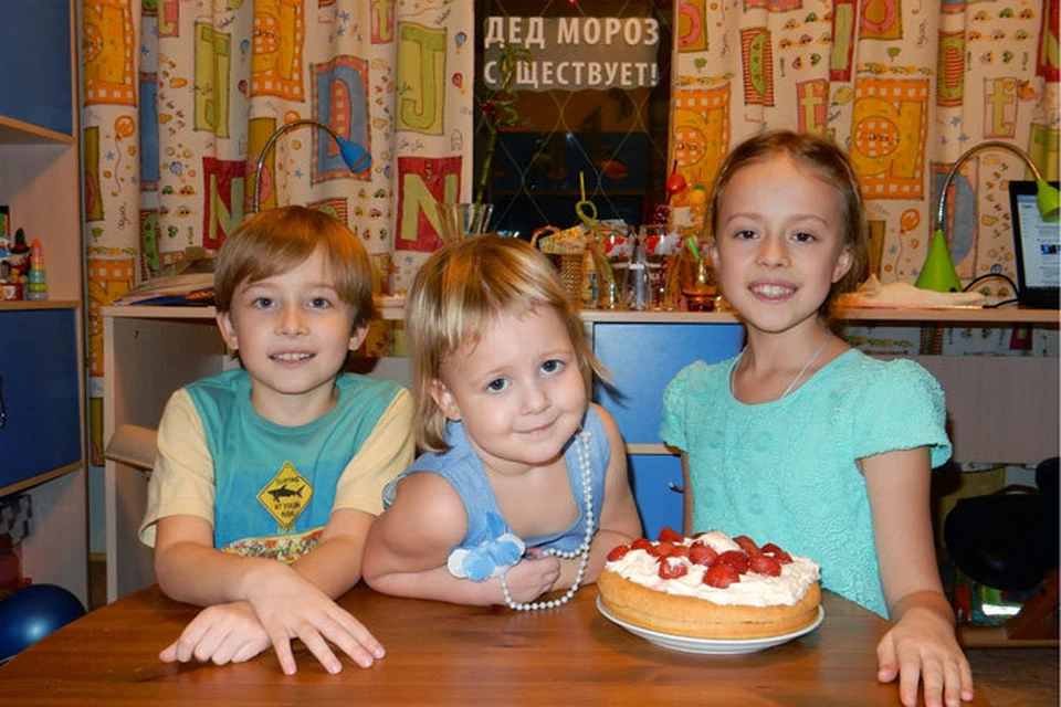 Каждый Новый год, когда нас нет дома, Дед Мороз успевает прийти, положить подарки под елку и незаметно уйти.