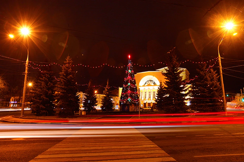 Новый год в ярославле. Новогодние елки в театре Ярославля. Новогодний Ярославль картинки. Новогодний Ярославль красивые фото. Профессиональные фото новогоднего Ярославля.