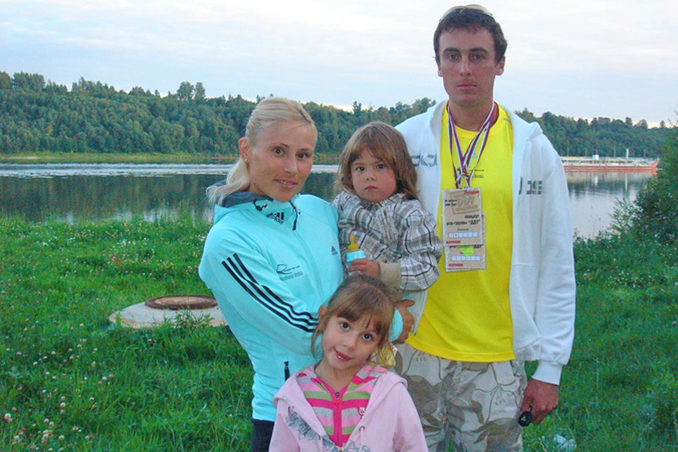 На фото трехкратная Олимпийская чемпионка Юлия Чепалова с мужем Василием Рочевым и дочерьми Олесей и Васелиной (на руках). Фото: Константин Бойцов.