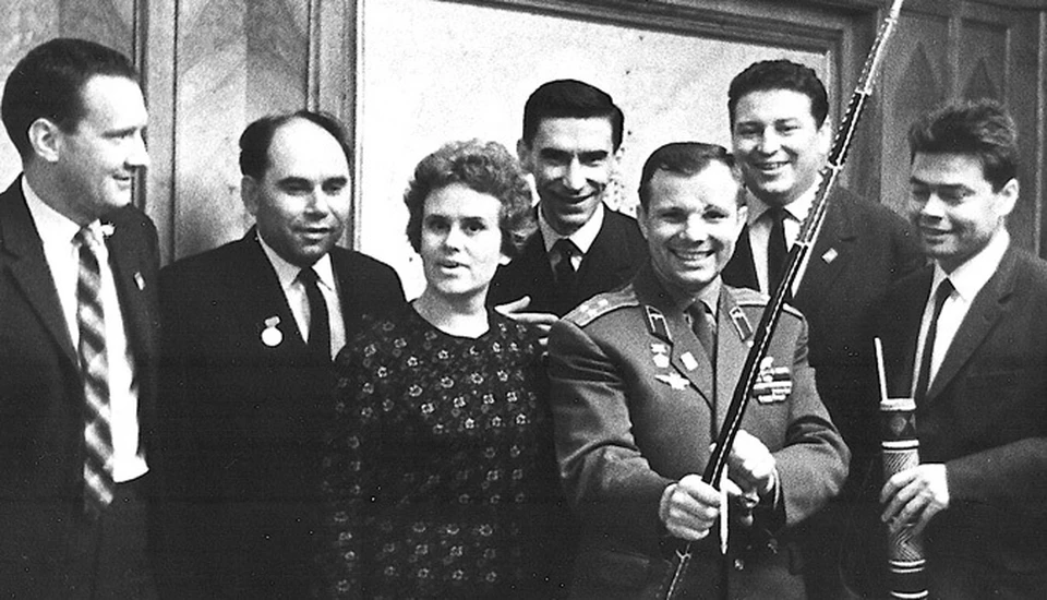 На снимке Саша Кривопалов первый слева, рядом Василий Песков, в центре Юрий Гагарин, заевхавший в "Комсомолку" и получивший в подарок спиннинг, рядом справа Борис Панкин, тогдашний главный КП