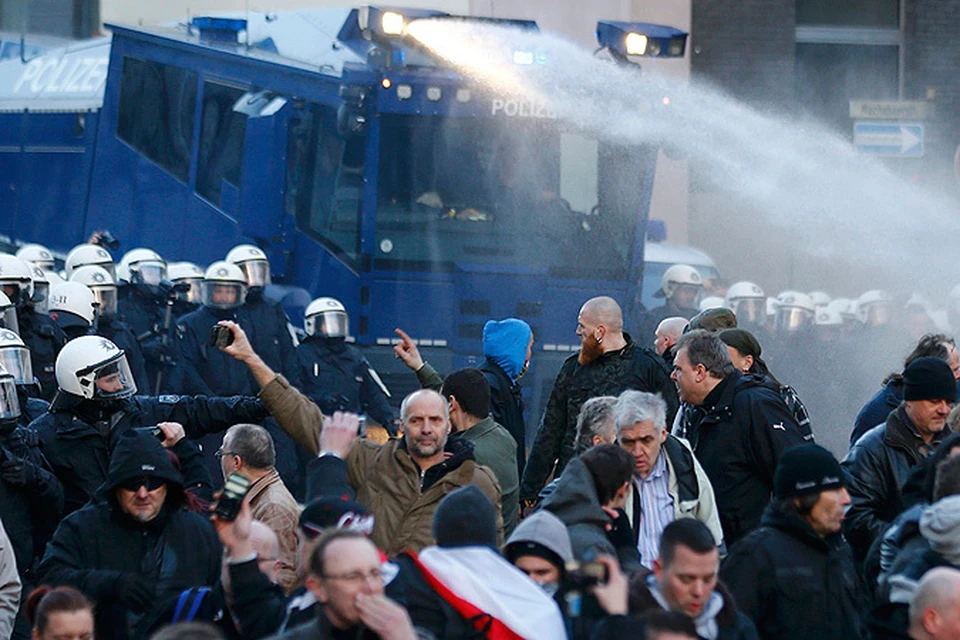 Разгон германской полицией митинга ультраправого движения ПЕГИДА в Кёльне.