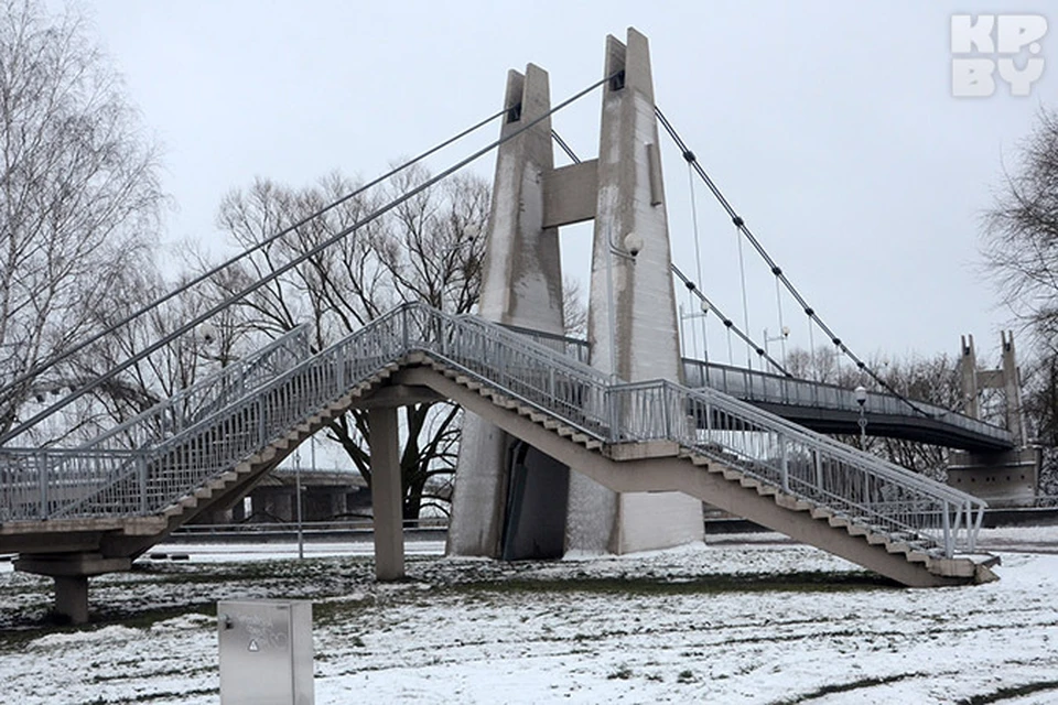 В Бресте неизвестные раскачали подвесной мост. Фото: Александр КОВГАНКО.