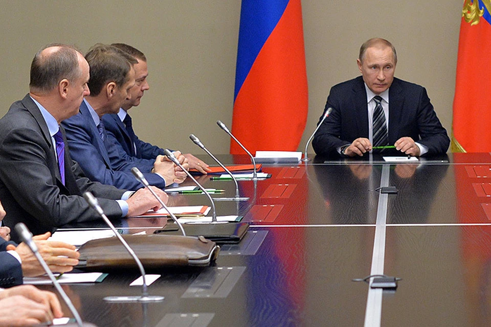 Президент России Владимир Путин проводит совещание с постоянными членами Совета безопасности РФ