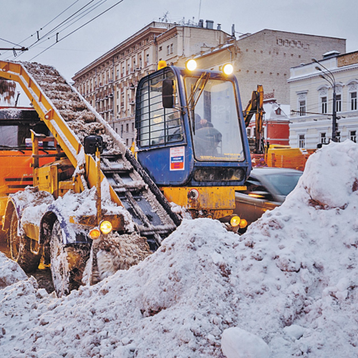 Коммунальные службы Москвы убирают снег круглосуточно - KP.RU