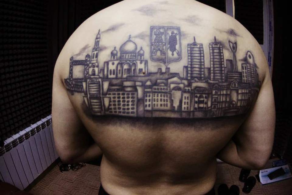 26-летний из Ростова сделал себе татуировку родного города на спине.