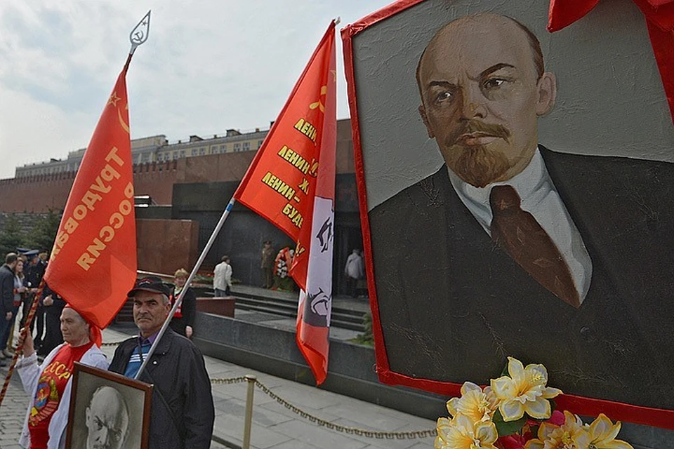 Россияне считают, что Ленина пора вынести из Мавзолея