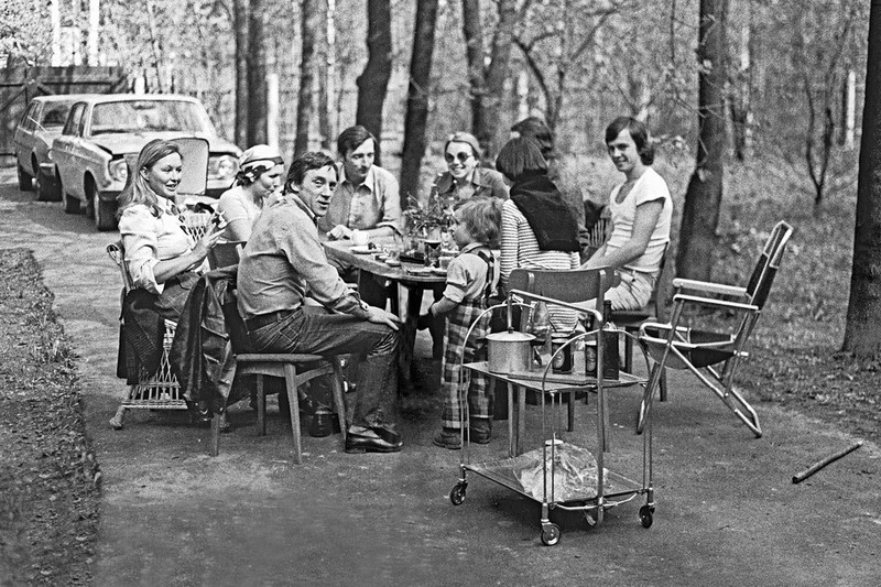 1976 год. Этот снимок фотограф Валерий Плотников сделал на одной из дач в Переделкине, куда приехал и Высоцкий с Влади. Собираясь обратно в город, Владимир Семенович предложил Марине купить дачу, что они вскоре и сделали.