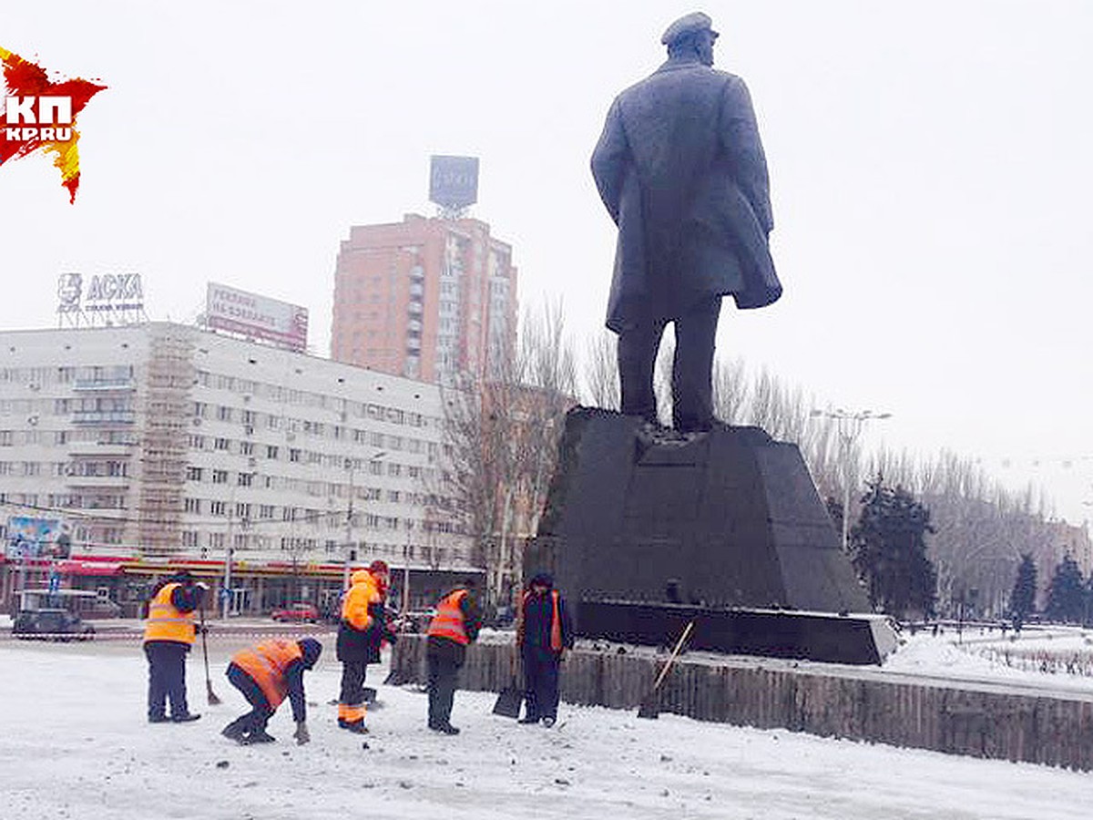 В Донецке взорвали пятку Ленина - KP.RU